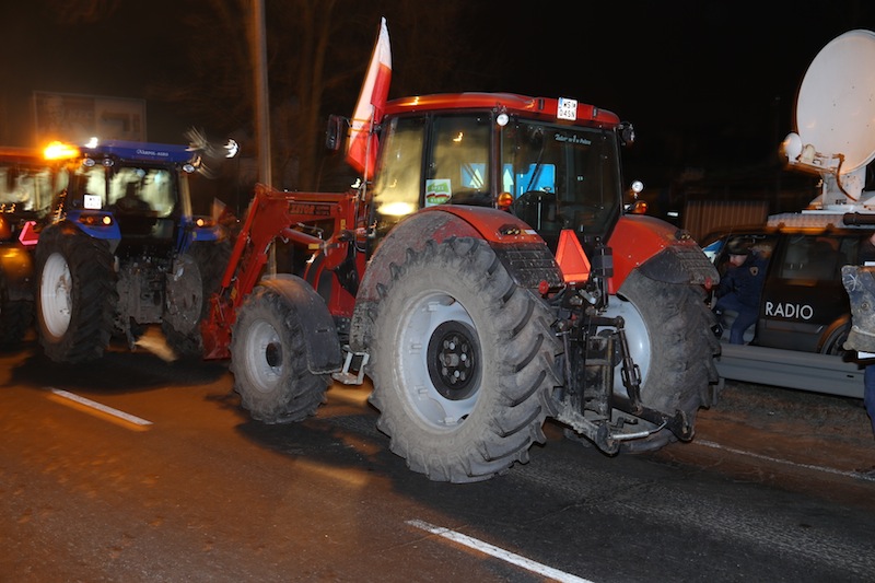 Po zakończeniu pikiety w centrum rolnicy całą noc czuwali w miejscowości Zakręt na rogatkach stolicy.