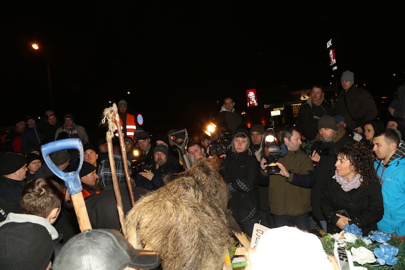 Po zakończeniu pikiety w centrum rolnicy całą noc czuwali w miejscowości Zakręt na rogatkach stolicy.