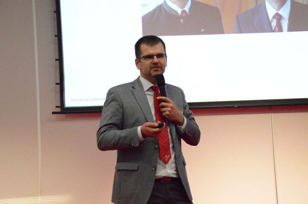 Wojciech Mantaj z firmy Pöttinger Landtechnik GmbH zaprezentował system ekonomicznego, zbiorczego prowadzenia pokosu PÖTTINGER CROSS FLOW zastosowany w kosiarkach dyskowych NOVACAT