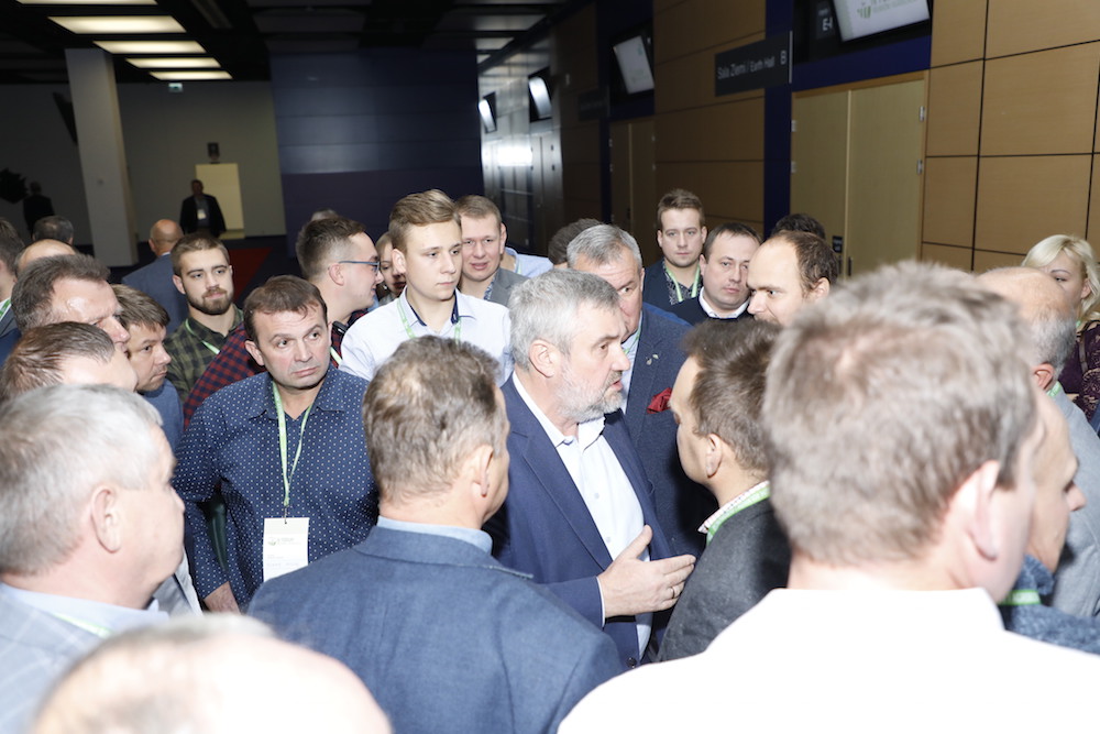 Minister rolnictwa Jan Krzysztof Ardanowski rozmawia z Uczestnikami Forum