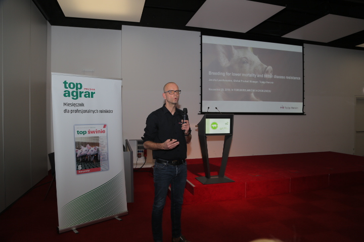 Dr Jascha Leenhouwers  z Global Product Manager Topigs Norsvin opowiada naszym słuchaczom o hodowli w kierunku niższej śmiertelności
