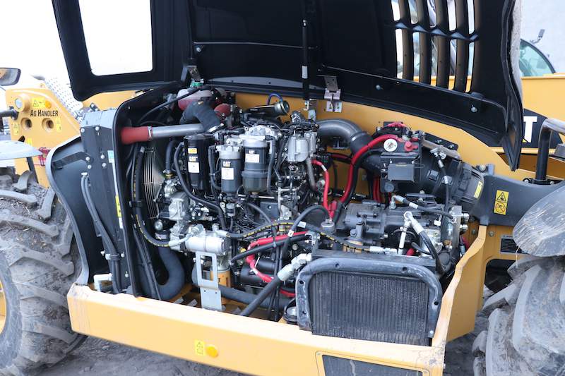 Silnik w ładowarkach CAT umieszczony jest wzdłużnie, napęd na przekładnię i pompę hydrauliczną przekazywany jest z wału silnika w lini prostej.