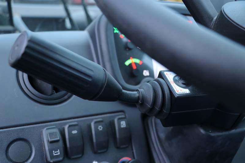 Dźwignia zmiany kierunku jazdy przy kierowniocy to opcja (dopłata 510 zł), standarowo kierunek jazdy zmienia się na joysticku.