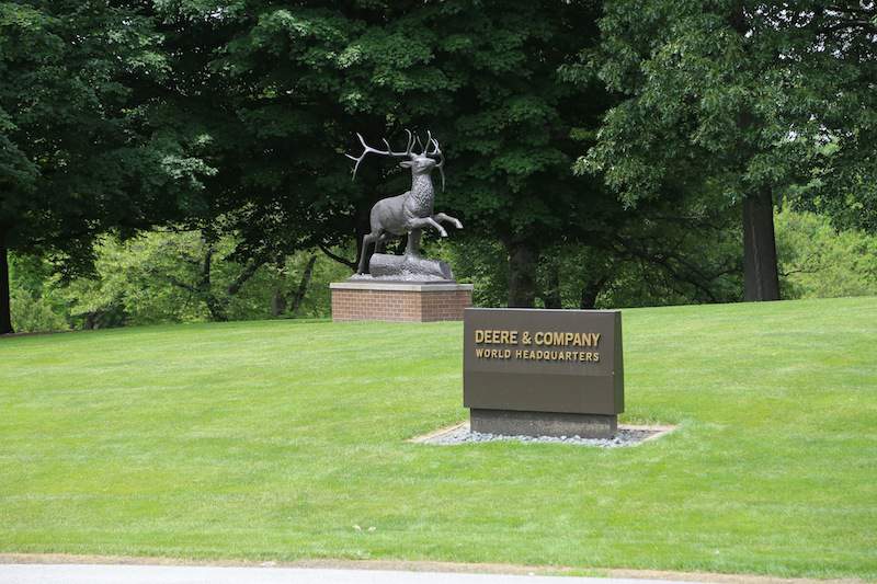 Główna kwatera John Deere z nieodłącznym symbolem jelenia.
