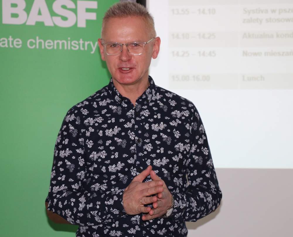 Cezary Urban z BASF otworzył konferencję prasową.