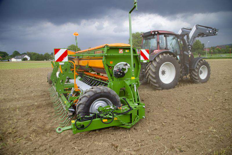 Mechaniczny siewnik D9-6000 TC z możliwością podsiewu nawozu. Produkt dedykowany na rynki wschodnie, głownie Rosja i Ukraina.