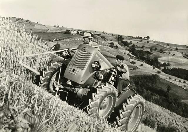 Traktor z serii DA z napędem na cztery koła z roku 1952.
