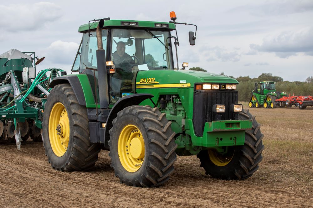 Niekwestionowanym królem ciągników używanych jest John Deere z niemal 2500 rejestracjami w 2022 r.