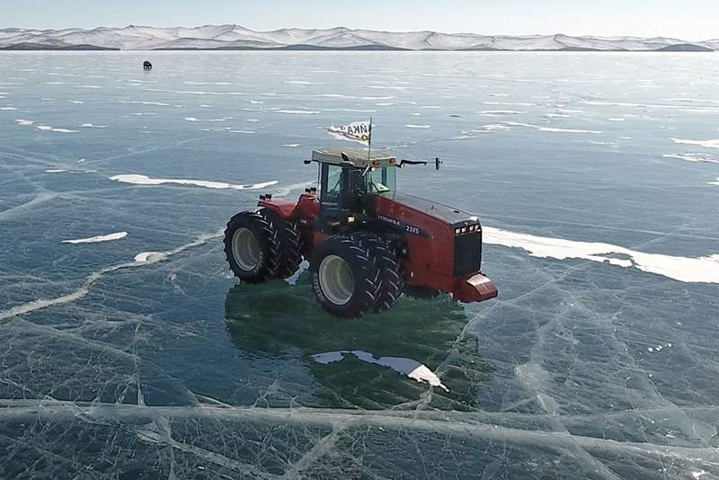 Traktor Rostselmash z oponami Mitas na jeziorze Bajkał - marzec 2017 r.
