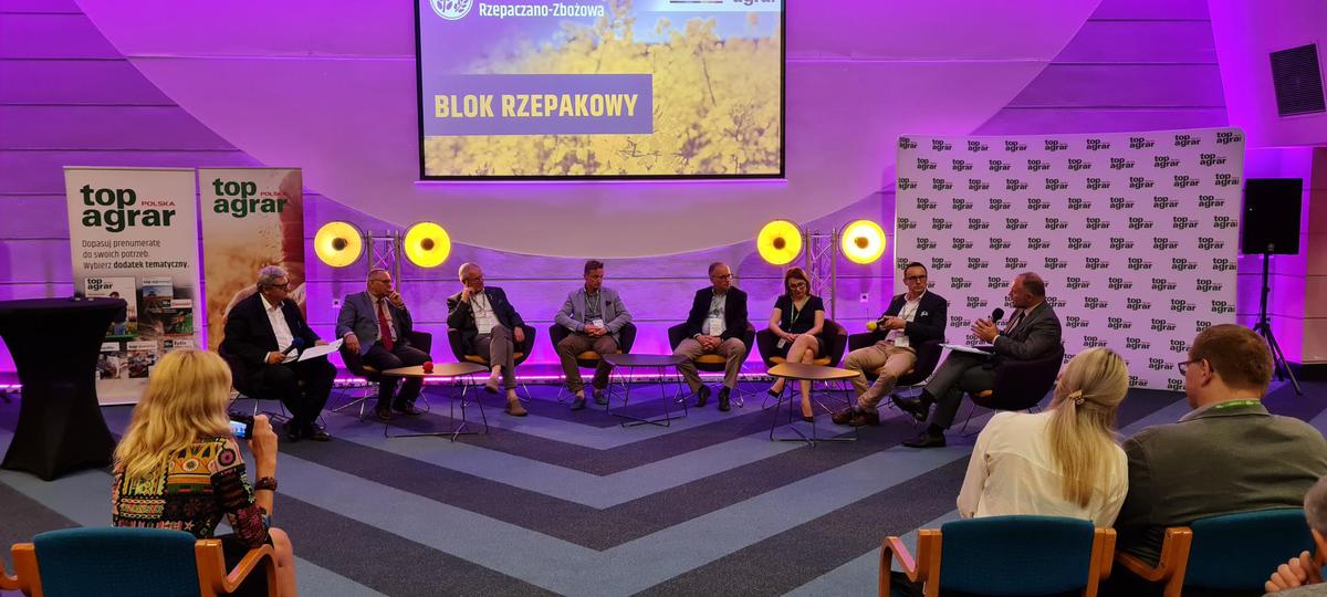 Dyskusja nr 2 w Bloku Rzepakowym. Od lewej: Dr Juliusz Urban, Juliusz Młodecki, Mariusz Olejnik, Adam Stępień, Michał Jaskowski, Anna Bykowska, Radosław Stasiuk i Karol Bujoczek.