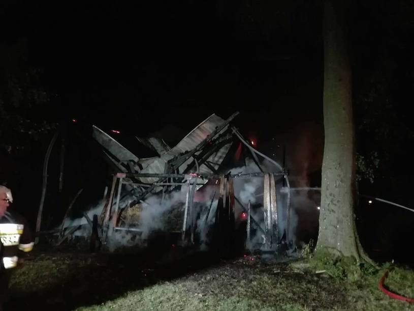 Pożar budynku gospodarczego w Dobrzycy. Fot. OSP Będzino.