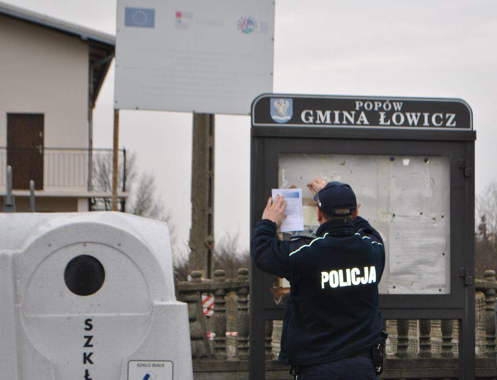 Policja roznosi ulotki i zamieszcza informacje w gminie Łowicz, prowadząc działania prewencyjne i informacyjne, przypominające o ochronie mienia rolników.