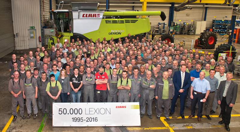 Na zdjęciu zabrano wszystkich pracowników fabryki Claas w Hareswinkel, którzy brali udział w montażu jubileuszowego kombajnu.