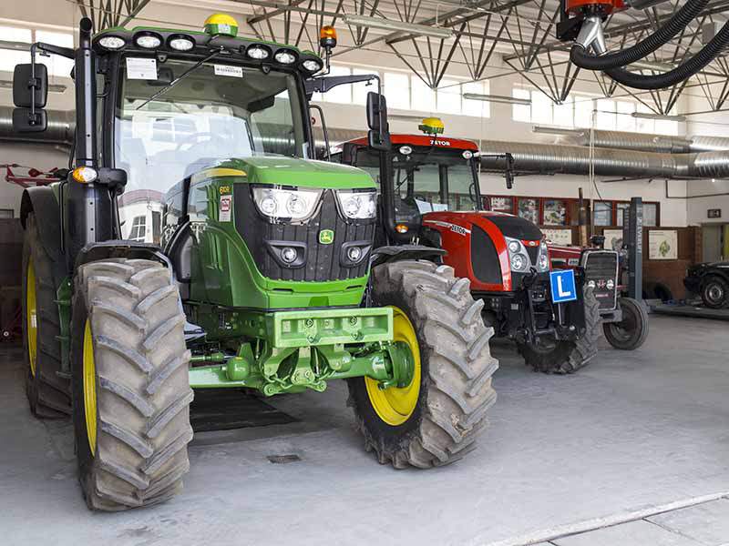John Deere 6110 R z pełnym wyposażeniem, a za nim Zetor Proxima 85 ze sterowaniem do jazdy równoległej.
