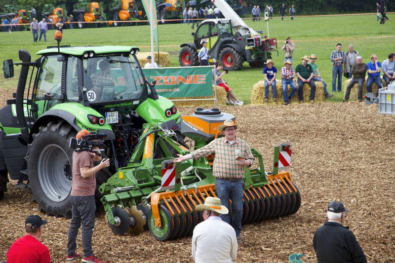 Jako pierwsza na placu pojawiła się brona Catros z hydraulicznie przesuwanymi belkami.