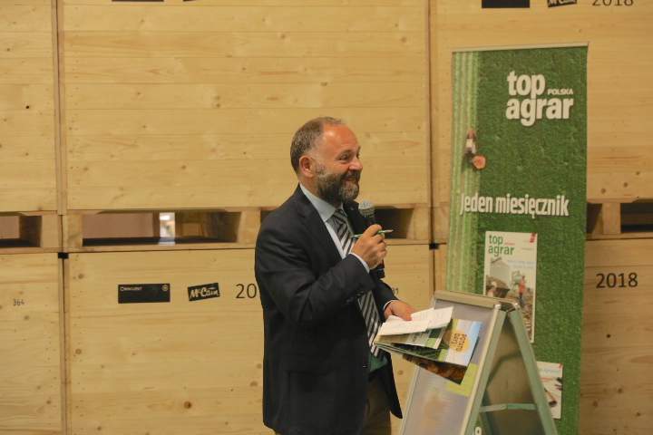Prowadzący debatę redaktor naczelny „top agrar Polska” Karol Bujoczek.