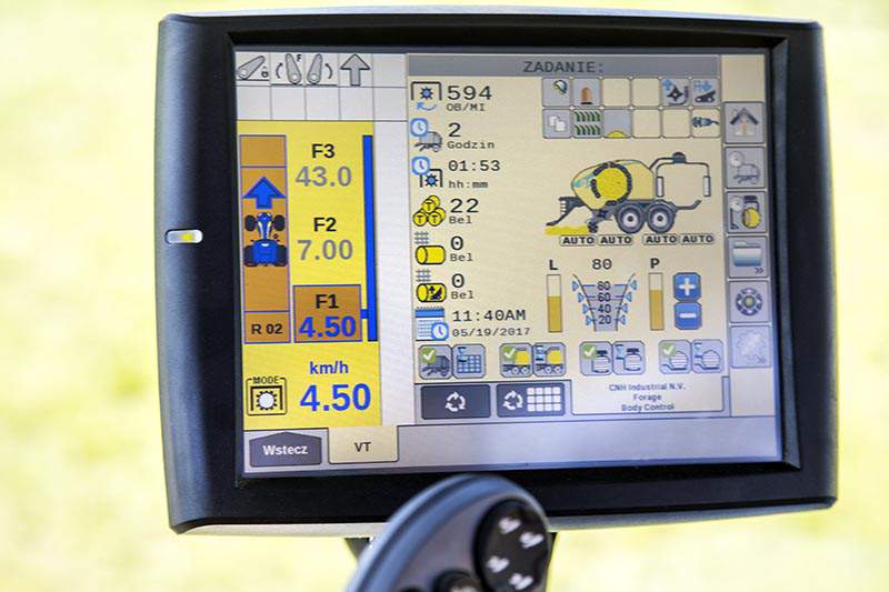 Na monitorze IntelliView traktorzysta widzi stopień zgniotu lewej i prawej strony beli.