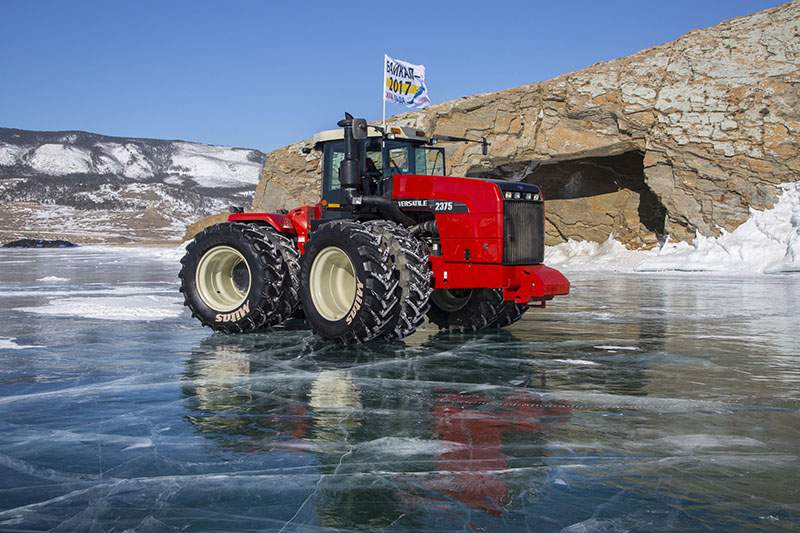 Traktor Rostselmash z oponami Mitas na jeziorze Bajkał - marzec 2017 r.