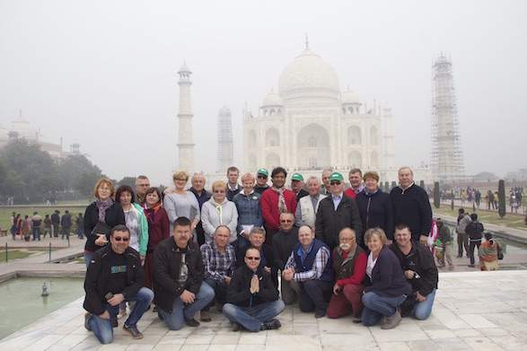 Na tle zamglonego widoku Tadż Mahal