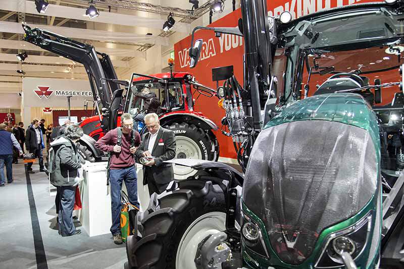 Przestronne stoiska z ciągnikami AGCO.