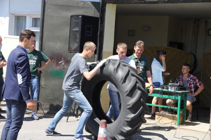 Po pokazach odbył się piknik, podczas którego klasy rywalizowały z soba w zabawnych konkurencjach.