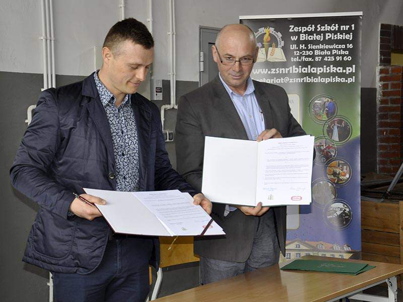 Podczas spotkania podpisano porozumienie o współpracy:  Adam Zduńczyk i Dariusz Charubin.