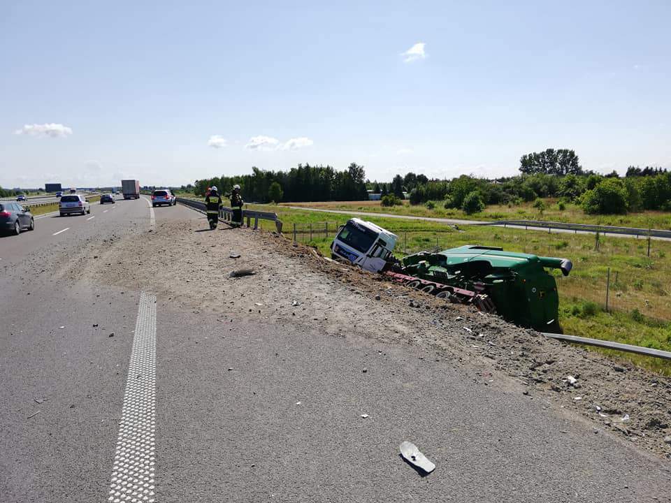 Wypadek ciężarówki wiozącej kombajn zbożowy pod Rzeszowem.