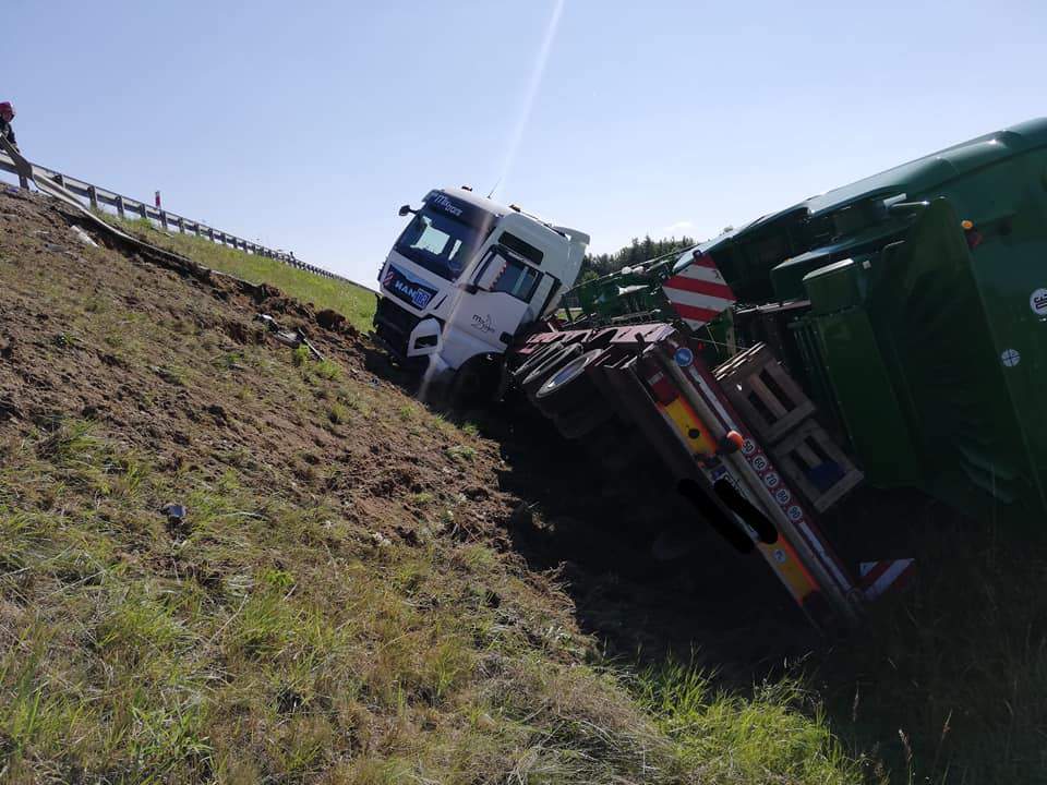 Wypadek ciężarówki wiozącej kombajn zbożowy pod Rzeszowem.