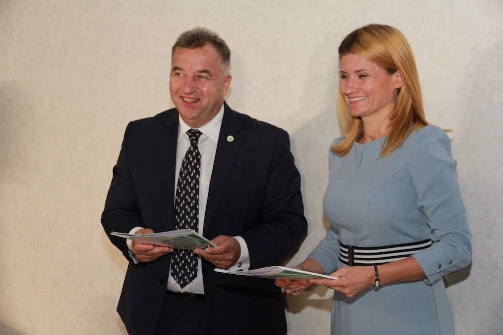 Prof. Monika Stanny i prezes Tomasz Zdziebkowski podpisali list intencyjny o współpracy pomiędzy Top Farms i Instytutem Rozwoju Wsi PAN