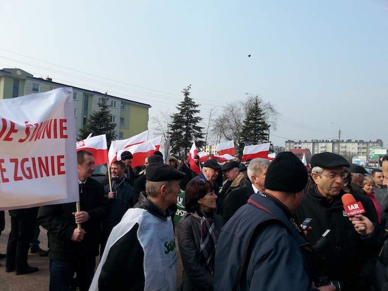 Ponad 200 producentów wieprzowiny z Lubelszczyzny i z Mazowsza protestowało w środę 11 marca przed bramami Zakładów Mięsnych w Łukowie.