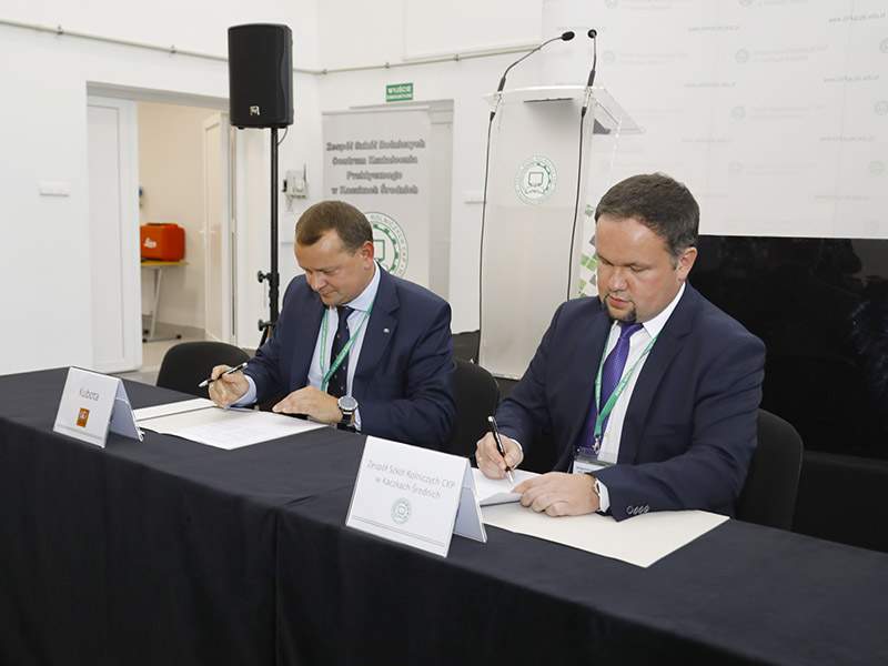 Podpisanie umowy o współpracy, od lewej Maciej Rujner - Kubota i Krzysztof Świerk - ZSR.
