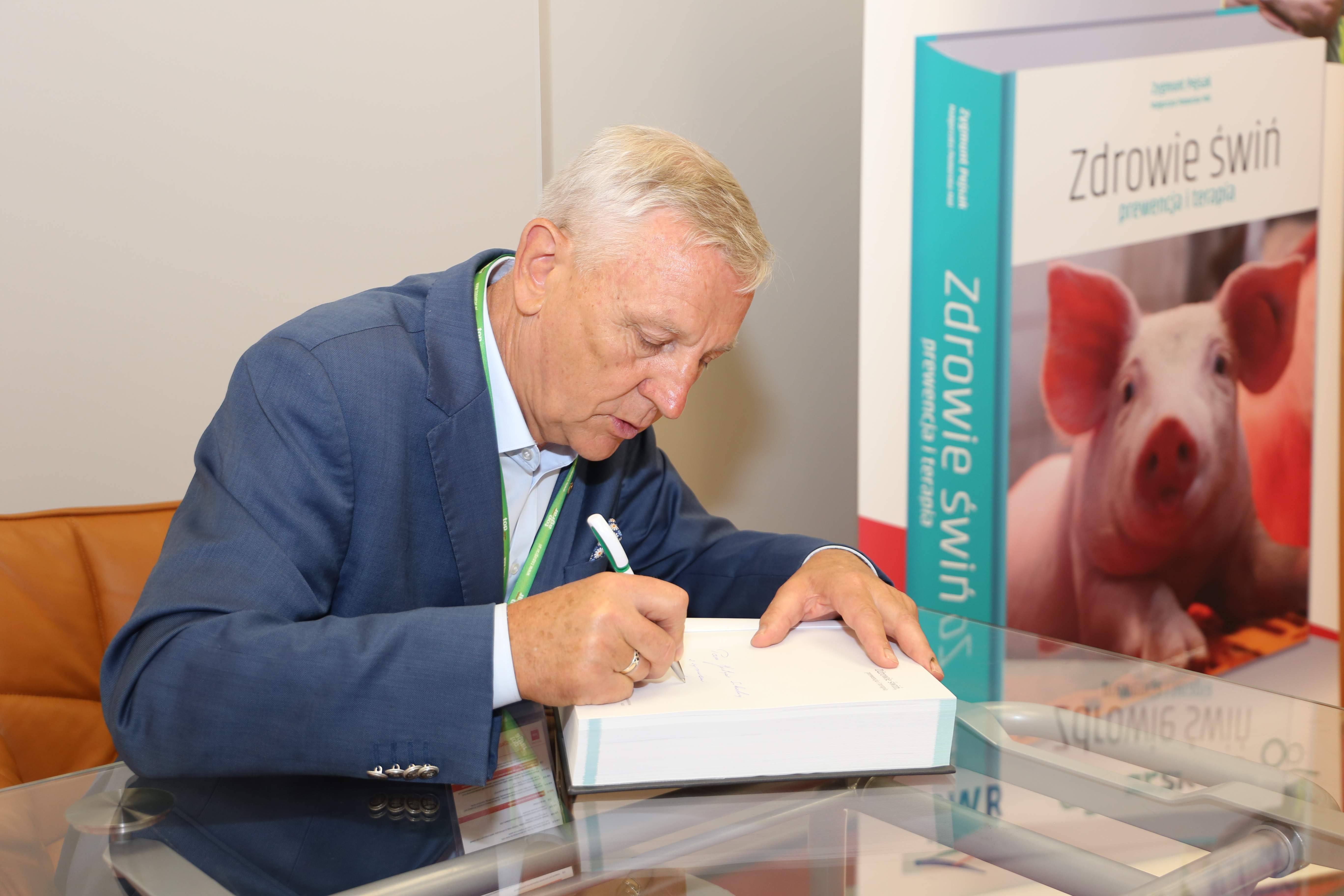Każdy kto nabył podczas dzisiejszej premiery najnowszą książkę prof. Zygmunta Pejsaka „Zdrowie świń, profilaktyka i terapia” mógł liczyć na autorską dedykację.