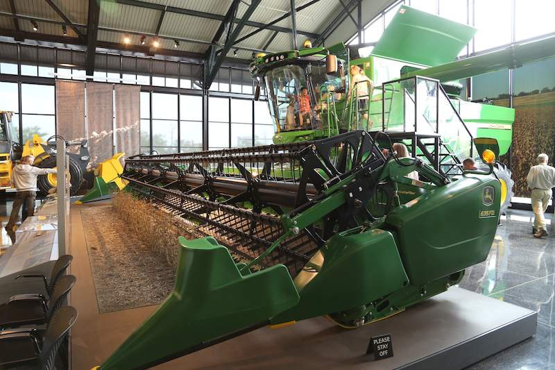 Najszerszy heder 12 m produkowany przez John Deere.