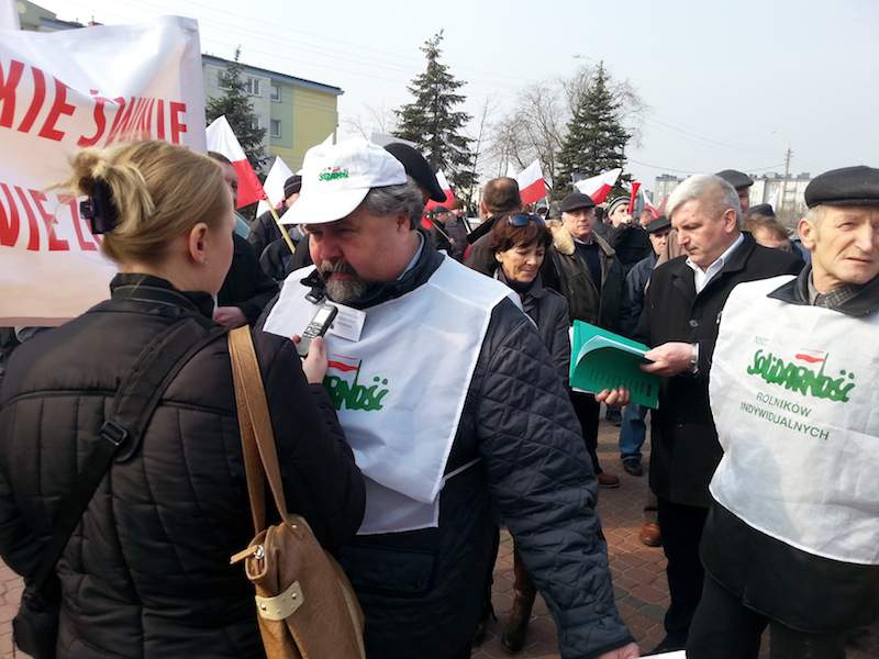 Ponad 200 producentów wieprzowiny z Lubelszczyzny i z Mazowsza protestowało w środę 11 marca przed bramami Zakładów Mięsnych w Łukowie.