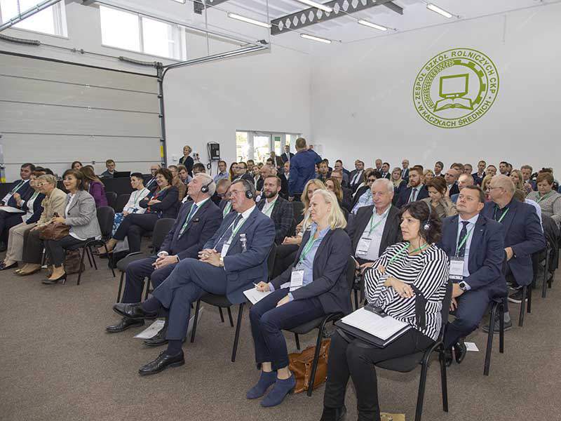 Międzynarodowa publiczność podczas otwarcia centrum w Kaczkach Średnich.