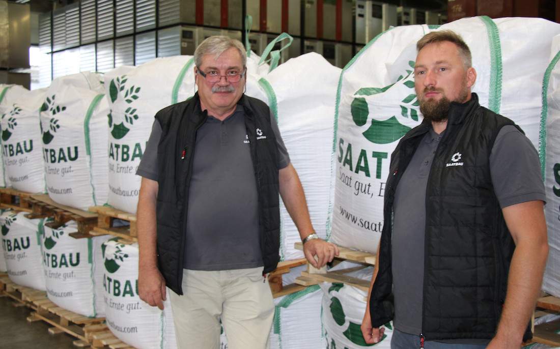 Zygmunt Król (od lewej) prezes Saatbau Polska oraz Grzegorz Słonecki – dyrektor ds. zaopatrzenia i reprodukcji w Środzie Śląskiej