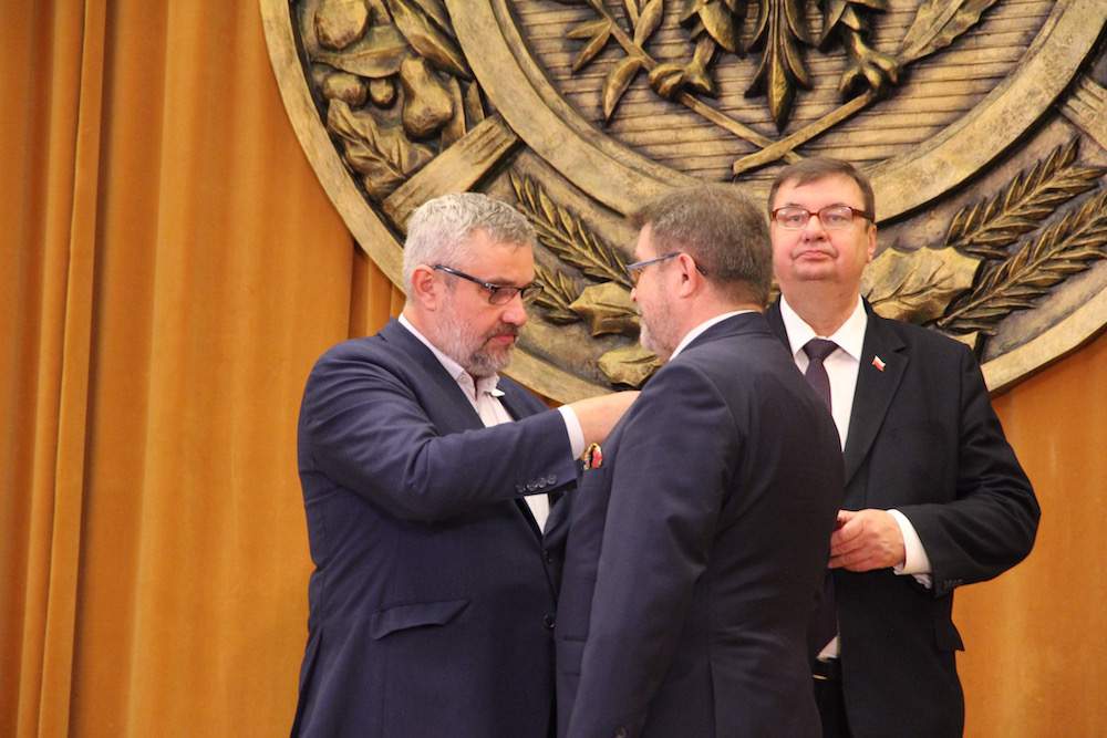 Minister Ardanowski wręcza odznakę „Zasłużony dla Rolnictwa”.