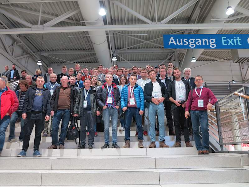 Grupa studentów z Uniwersytetu Przyrodniczego z Poznania przed wejściem na targi Agritechnica.