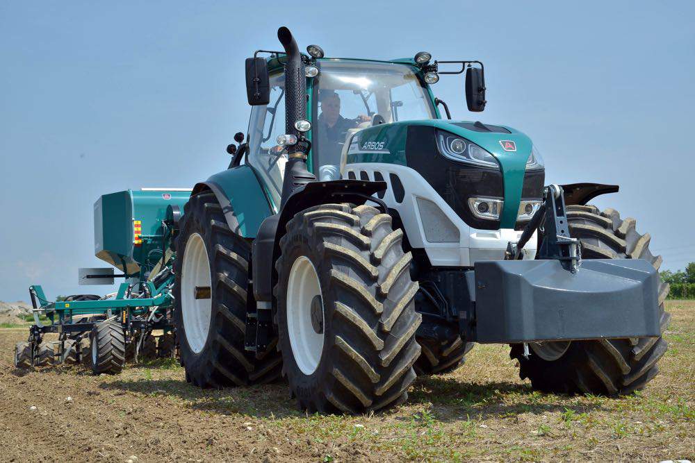 Flagowym traktorem marki Arbos jest model 7260. Pod maską drzemie 6-cylindrowy silnik FPT o mocy od 220 do 260 KM.