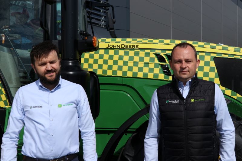 Łukasz Madej - prezes Agro-Sieć Maszyny (z prawej) i Maciej Kalisz - dyrektor zarządzajacy firmą Agro-Sieć Maszyny.