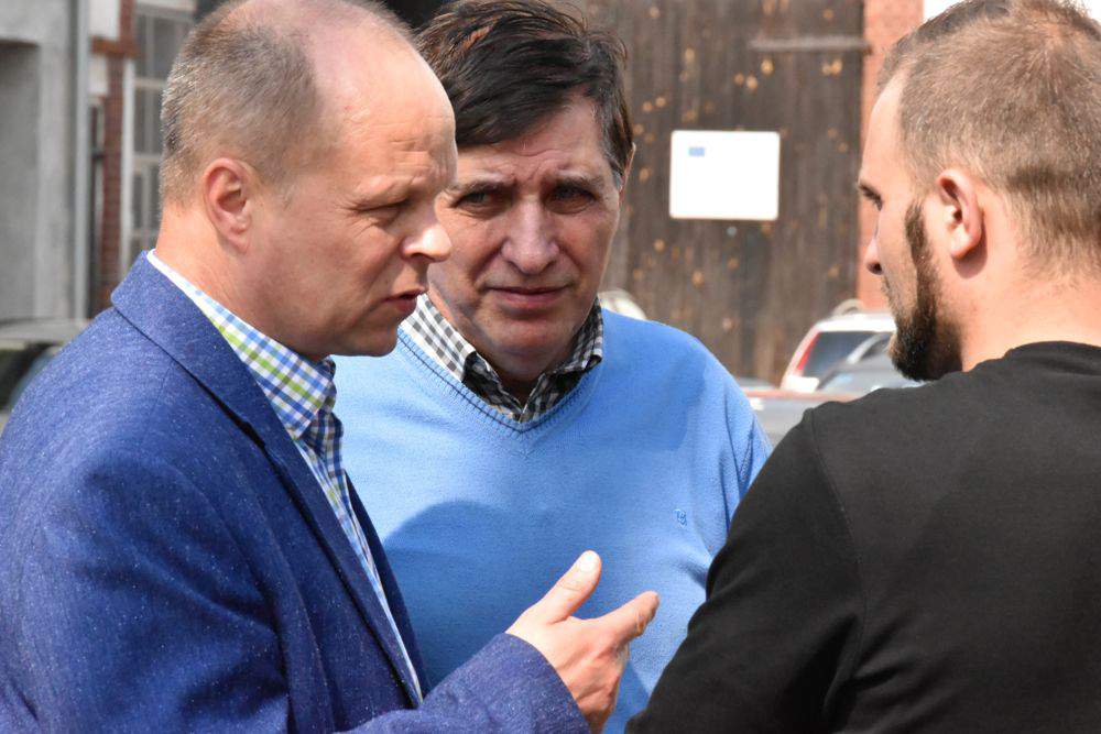 Jerzy Koronczok (z lewej) w rozmowie z Ryszardem i Łukaszem Boczar