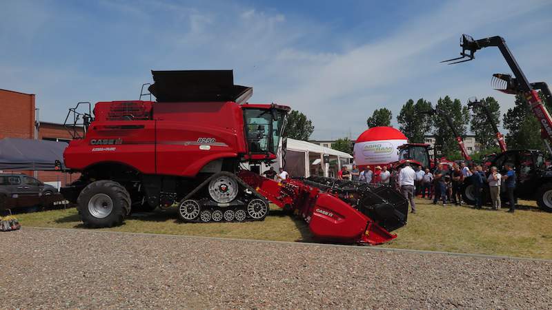 Jeden z dwóch kombajnów na wysatwie: Case IH 8250.