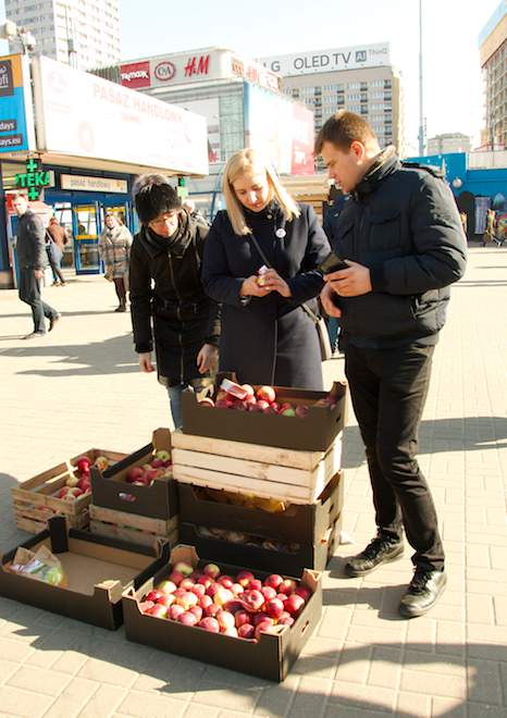 Akcja informacyjna dla konsumentów w Warszawie. Agrounia rozmawia z warszawiakami o sytuacji polskich sadowników.