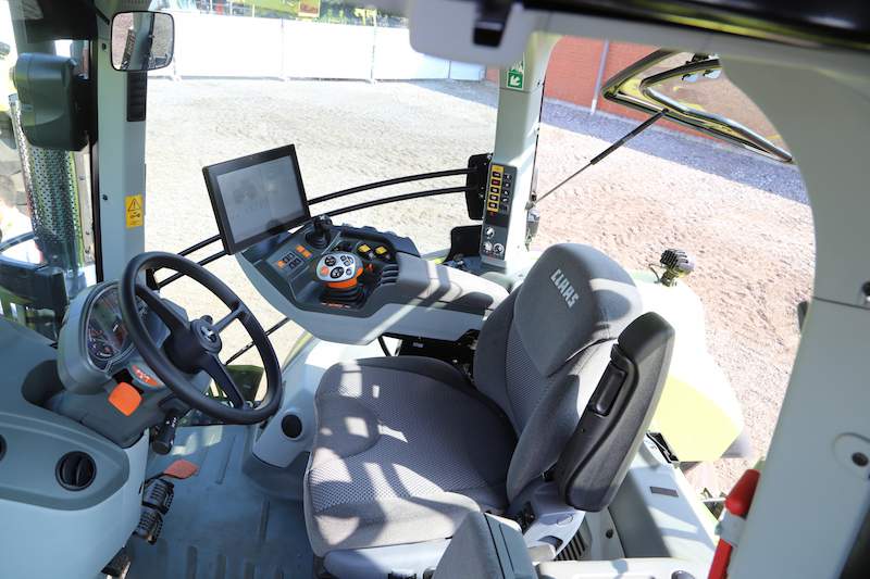 Wnętrze kabiny ciągnika w wersji wyposażenia Cebis.