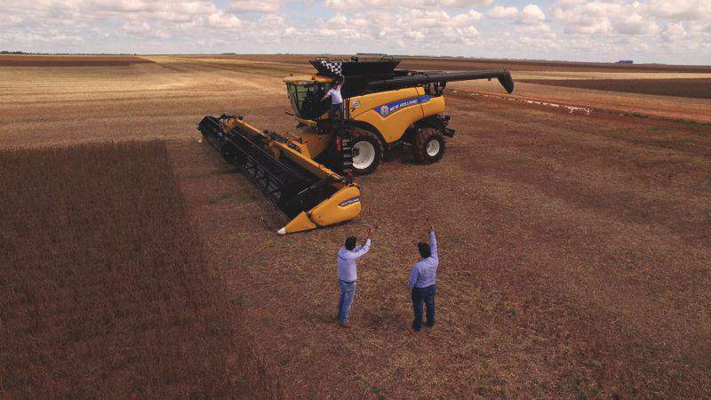 Kombajn New Holland w ciągu 8 godzin zebrał 440 ton nasion soi.