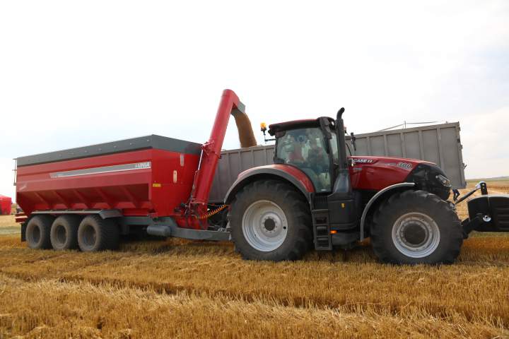 Wydajny odbiór ziarna od komabjnu umożliwiła przyczepa przeładowcza Unia Bison sprzężona z ciągnikiem Case IH Optum 300