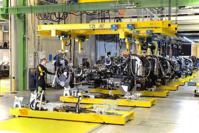 Przygotowanie szkieletów ciągników do testów układu hydraulicznego i przekładni.