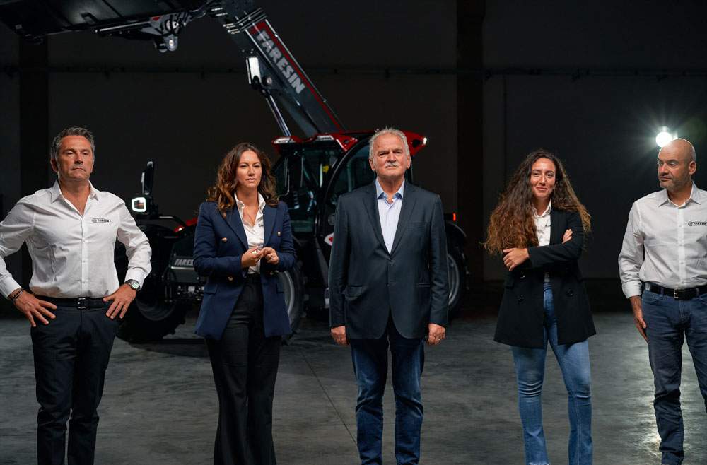 Zespół projektowy FS kierowany przez prezesa Sante  Faresina oraz jego córki Silvię i Giulię, odpowiednio wiceprezesa i kierownika operacyjnego firmy Faresin Industries