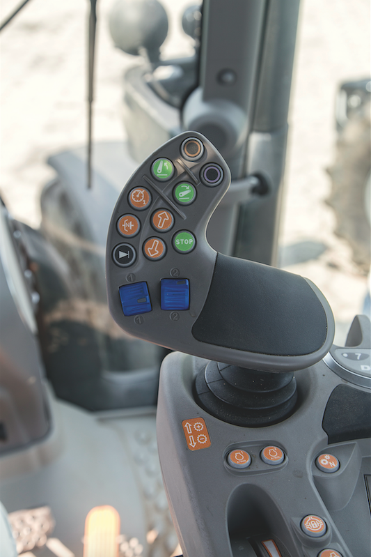 Wielofunkcyjny joystick pozwala na obsługę m.in. przekładni, podnośnika oraz hydrauliki zewnętrznej.
