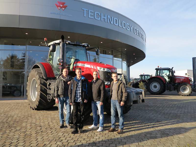 Uczestnicy wyjazdu przed Centrum Rozwoju Massey Ferguson.